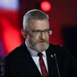 У Польщі проросійський кандидат у президенти зірвав прапор України з ратуші