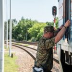 У Польщі затримали українських залізничників, які їхали на вантажному потязі: у чому причина