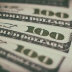 В українських обмінниках готуються до нового курсу: що буде з доларом із понеділка