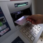 Скільки грошей українці знімають в банкоматах: НБУ назвав суми в Україні та за кордоном