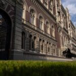 НБУ дозволив частково виводити валюту з України за умови донатів 50% на ЗСУ
