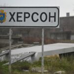 В Херсоні показали відео пошкодженого мосту на Корабел: людям пропонують евакуацію